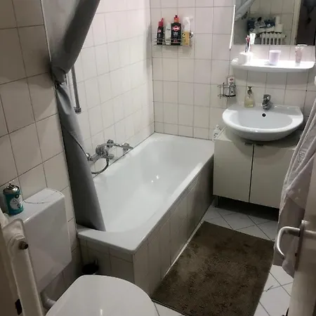 Die Ist Zentral Gelegen Und Trotzdem Sehr Ruhig-wg-shared-apartament-is Not Detached Apartament-general Wc Homestay